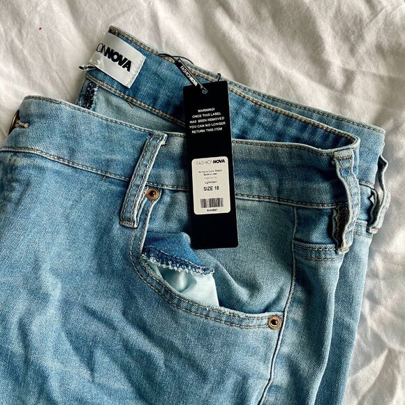 NWT Light Wash Bootcut Ripped Jeans Curvy Stretch - Picture 5 of 5